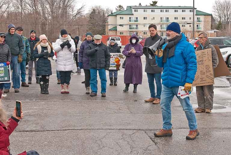 Mark BIssett Addresses Crowd