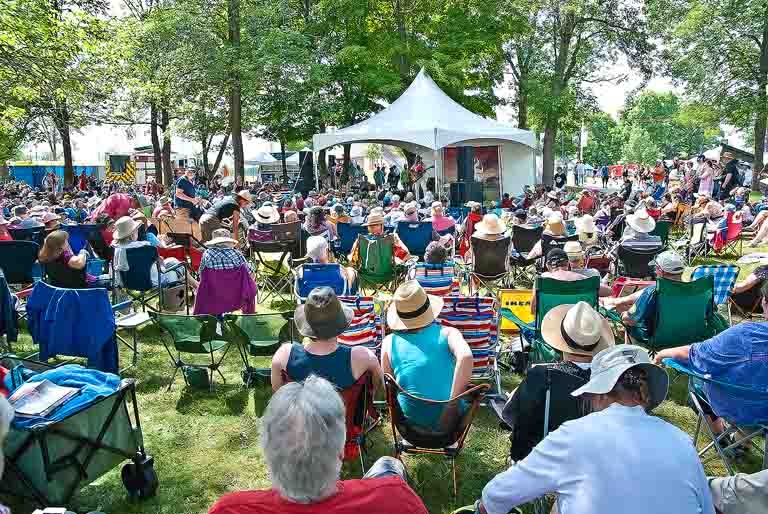Steve Poltz's audience at the Estelle KleinStage @ Maraiposa 23