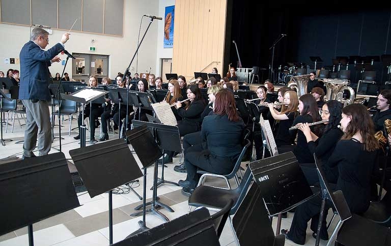 Adjudicaator Peter Stoll Working With The Saugeen District Senior School Senior Band